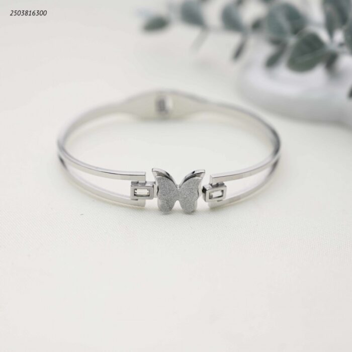 103392105_68e2e767995b9 سوار عريض مفتوح مزين بفراشة و زركون لون فضي - الصورة 1