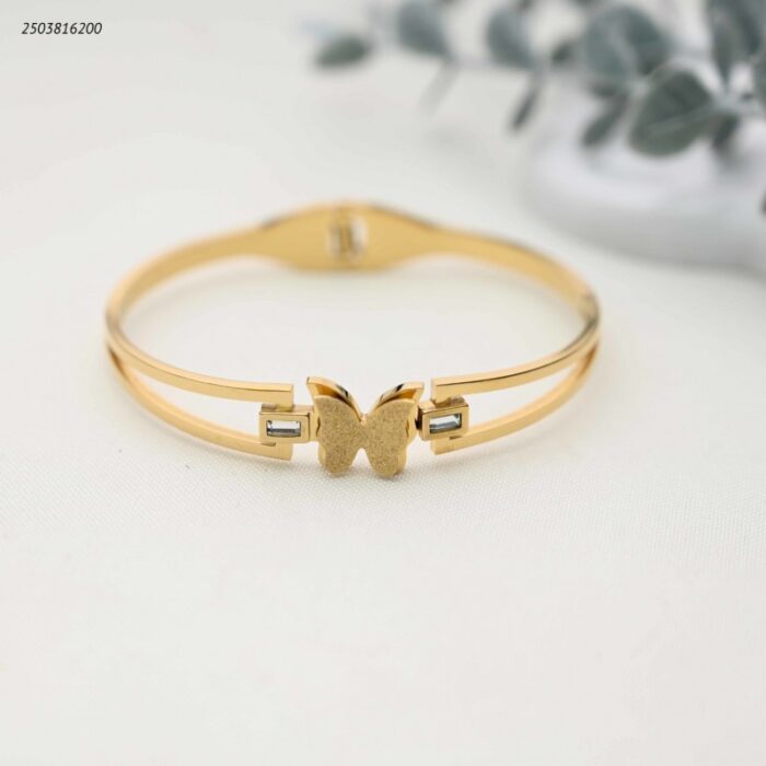 103392106_68e2e76a3d499 سوار عريض مفتوح مزين بفراشة و زركون لون ذهبي - الصورة 1