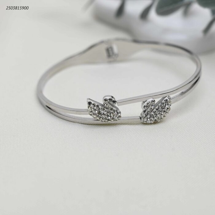 103392108_68e2e76bc9b88 سوار عريض مفتوح مزين ببجعتين لون فضي - الصورة 1