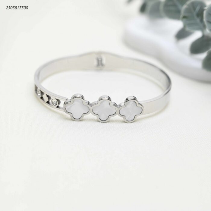 103392111_68e2e76de17b4 سوار عريض مزين بثلاثة أوراق برسيم لون فضي وابيض - الصورة 1