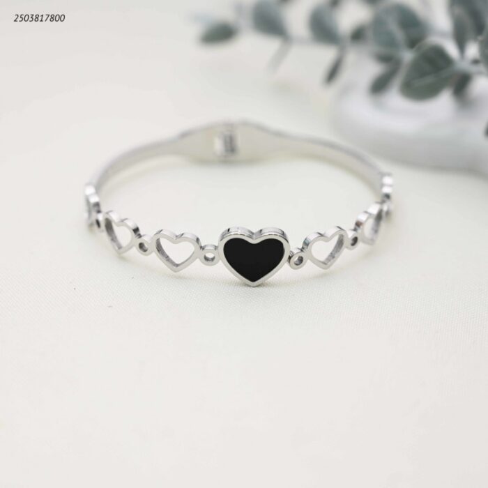 103392117_68e2e773d16ac سوار بتصميم قلوب متصلة لون فضي واسود - الصورة 1