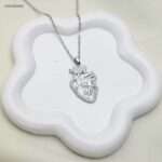 سلسال أنيق شكل قلب مع اطار زركون لون فضي