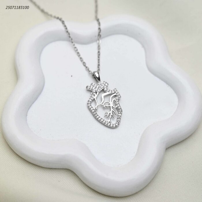 ⁦سلسال أنيق شكل قلب مع اطار زركون لون فضي⁩ - الصورة ⁦1⁩