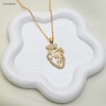 سلسال أنيق شكل قلب مع اطار زركون لون ذهبي