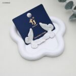 طقم حلوق شكل فراشة ملونة لون فضي وابيض