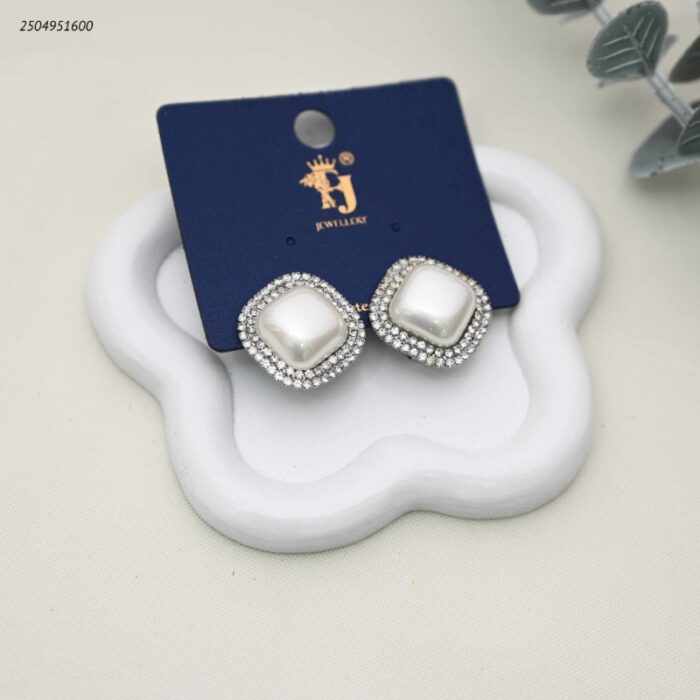 103392145_68e2e77e00993 حلق على شكل وسادة من اللؤلؤ محاط بالزركون لون فضي - الصورة 1