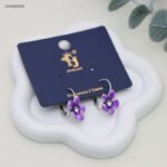 حلق على شكل وردة ملونة لون فضي