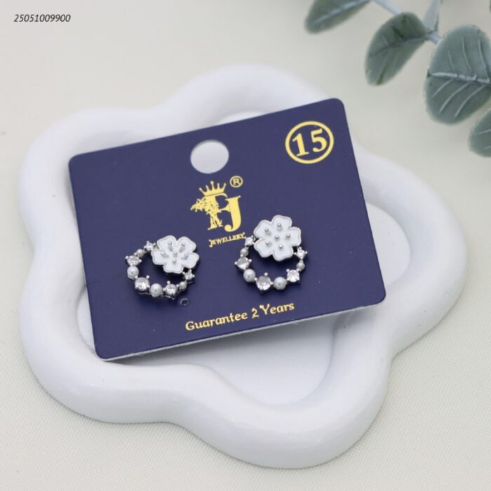 103392157_68e68406779ea حلق على شكل وردة ملونة لون فضي - الصورة 1