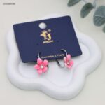 حلق على شكل وردة ملونة لون فضي وزهري