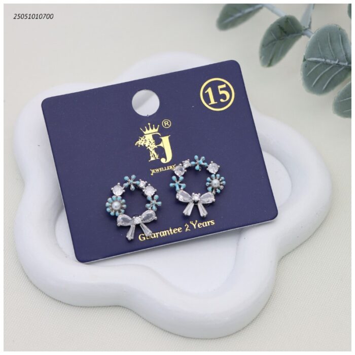 103392167_68e6840f75b47 حلق على شكل حلقة ملونة بورود و زركون لون فضي وأزرق - الصورة 1