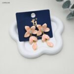 حلق انيق بتصميم زهرة+ يتميز ببتلات مطلية بالوان مميزة لون ذهبي وزهري