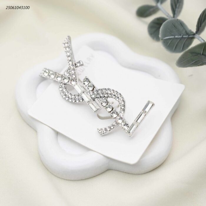 103392185_68e2e78585d83 بروش شكل ماركة مع زركون لون فضي - الصورة 1