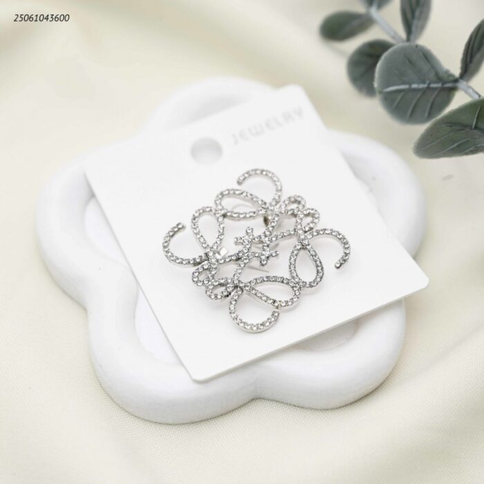 103392187_68e2e7876bc79 بروش شكل ماركة مع زركون لون فضي - الصورة 1