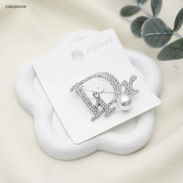 103392190_68e2e78b5f7e1 بروش شكل ماركة مع زركون لون فضي - الصورة 1