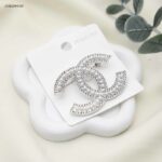 بروش شكل ماركة مع زركون لون فضي