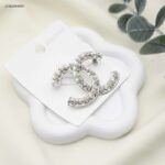 بروش شكل ماركة مع زركون لون فضي