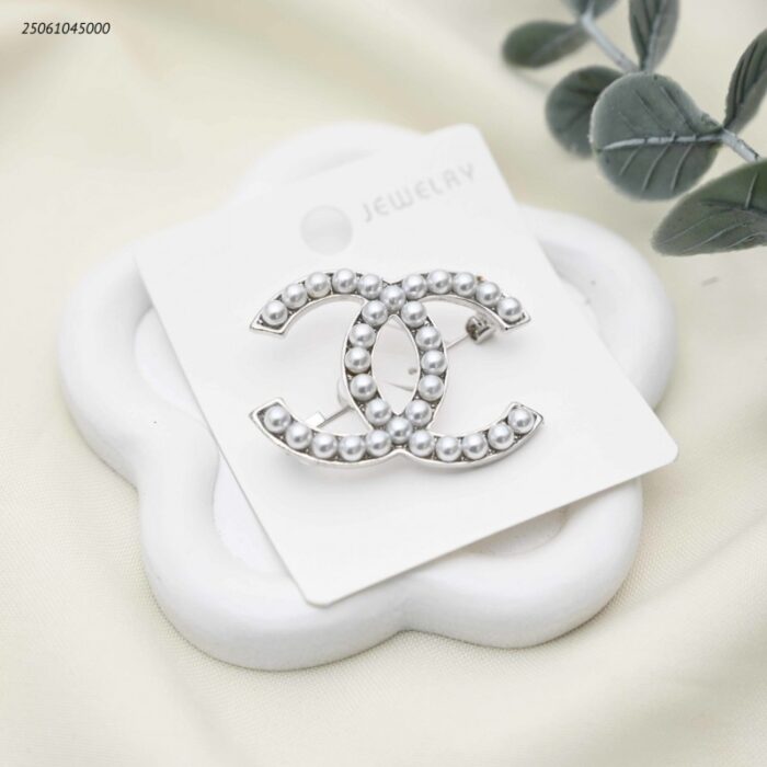 103392195_68e2e794329a7 بروش شكل ماركة مع زركون لون فضي - الصورة 1