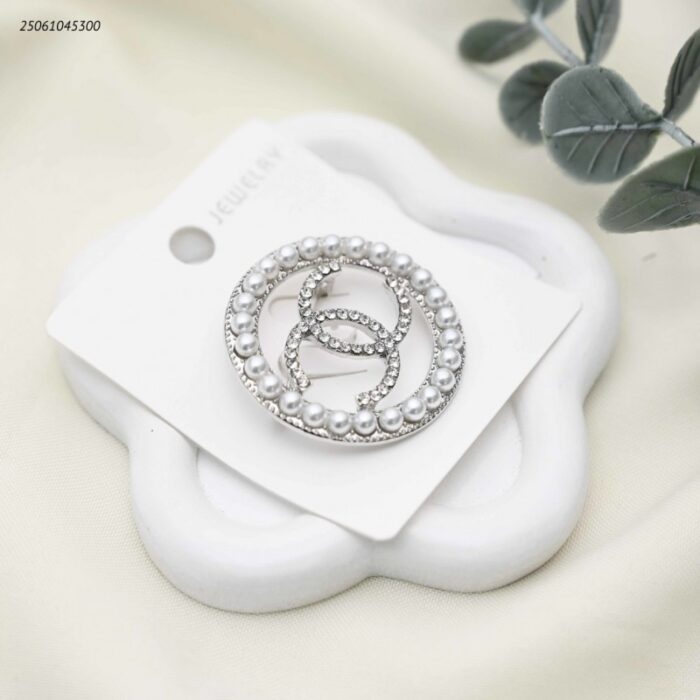 103392197_68e2e796ce6e2 بروش شكل ماركة مع زركون لون فضي - الصورة 1