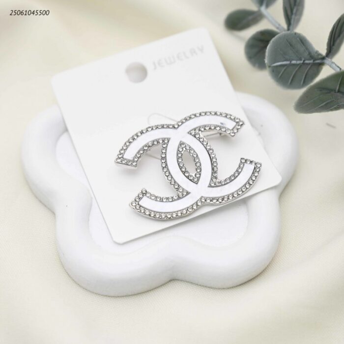 103392199_68e2e7999107a بروش شكل ماركة مع زركون لون فضي - الصورة 1