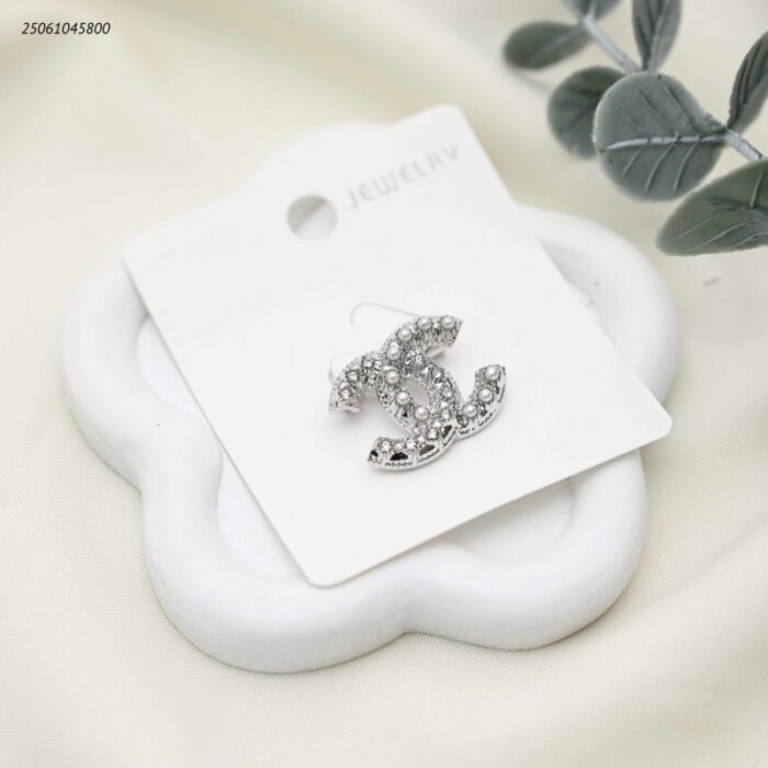 103392201_68e2e79cb88e3 بروش شكل ماركة مع زركون لون فضي - الصورة 1