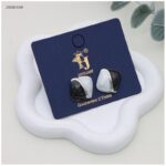 حلق نسائي مربعة مطلية بالمينا بلونين لون فضي واسود