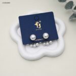 حلق نسائي فضية مزينة باللؤلؤ لون فضي