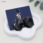 حلق نسائي بيضاوية مطلية بالمينا لون فضي واسود