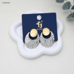 حلق نسائي بيضاوية الشكل بلونين بملمس مطروق لون فضي و ذهبي