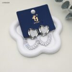 حلق نسائي بتصميم قلبين قلب بلون اللؤلؤ وقلب مرصع بالزيركون لون فضي