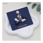 حلق نسائي بتصميم قلب مطلية بالمينا بلونين لون فضي