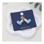 حلق نسائي بتصميم قلب مطلية بالمينا بلونين لون فضي