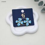 حلق نسائي بتصميم زهرة مطلية بالمينا الفيروزية ومرصعة بالكريستال لون ذهبي