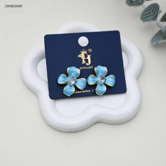 103392232_68e2e7eada0f6 حلق نسائي بتصميم زهرة مطلية بالمينا الفيروزية ومرصعة بالكريستال لون ذهبي - الصورة 1