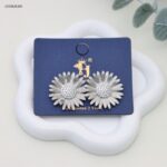 حلق نسائي بتصميم زهرة الأقحوان مرصعة بالزيركون لون فضي