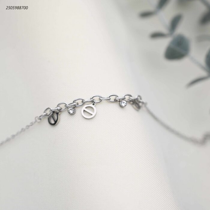 103392263_68e2e7f805654 سوار جنزير مع تعليقات ماركة لون فضي - الصورة 1