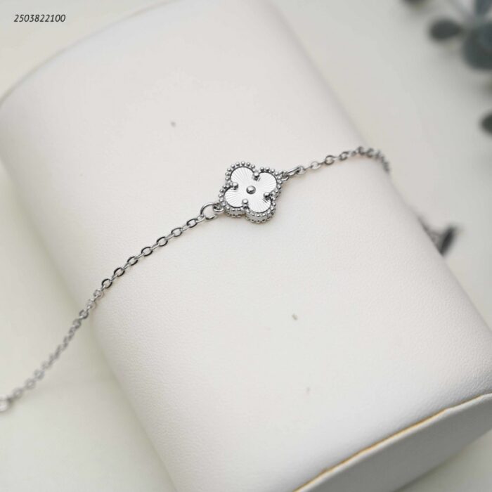 103392265_68e2e7fa9d181 سوار بتعليقة صغيرة على شكل ورقة برسيم مرصعة لون فضي - الصورة 1