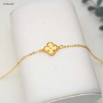 سوار بتعليقة صغيرة على شكل ورقة برسيم مرصعة لون ذهبي