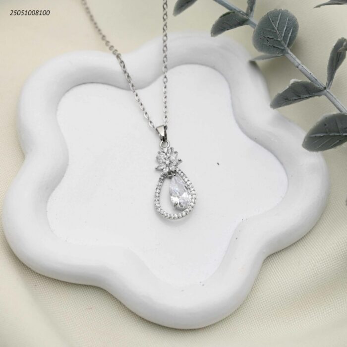 103392274_68e2e800bbbf7 سلسال شكل دمعة مع زركون لون فضي - الصورة 1