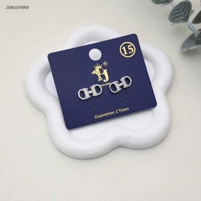 103392292_68e2e8139c868 حلق حروف CHD لون فضي - الصورة 1