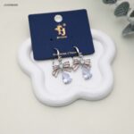 حلق أذن متدلي بتصميم فيونكة وكريستال على شكل دمعة لون فضي