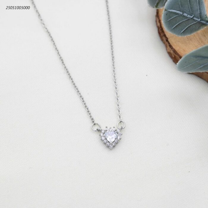 103392306_68e2e821d8f23 سلسال قلب لامعة مرصعة بالزركون الأنيق لون فضي - الصورة 1