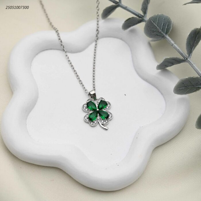 103392309_68e2e8259ab83 سلسال زهرة البرسيم بالزركون الأخضر والأبيض لون فضي - الصورة 1