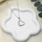 سلسال بتعليقة قلب مفتوح مرصعة بالزركون اللامع لون فضي