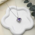 سلسال بتعليقة قلب أزرق مجنح مرصعة بالكريستال لون فضي