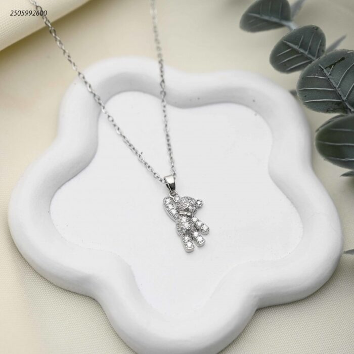 103392322_68e2e83b59643 سلسال بتعليقة دب مرصع بالكامل بالزركون اللامع لون فضي - الصورة 1