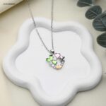 سلسال بتصميم زهرة ملونة ومرصعة بأحجار الزركون لون فضي