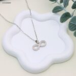 سلسال بتصميم رمز اللانهاية مرصعة بالزركون اللامع لون فضي