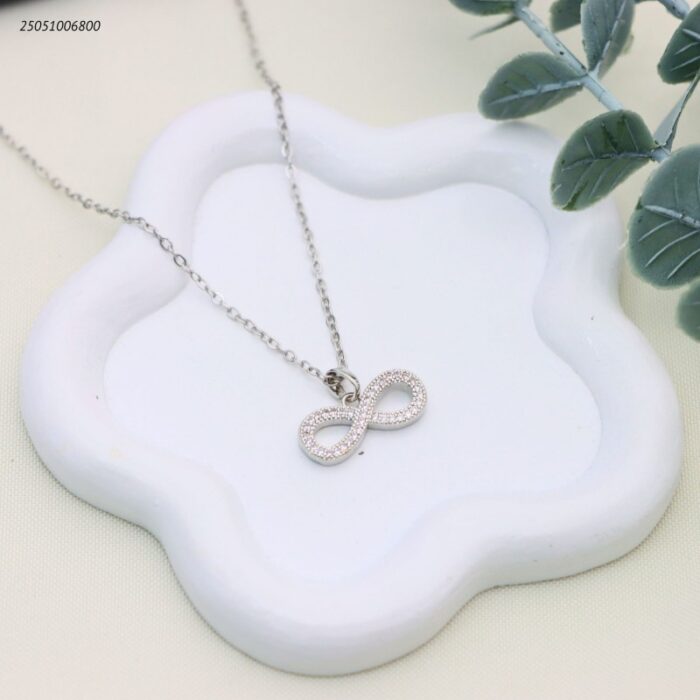 103392325_68e2e83fe4c0b سلسال بتصميم رمز اللانهاية مرصعة بالزركون اللامع لون فضي - الصورة 1