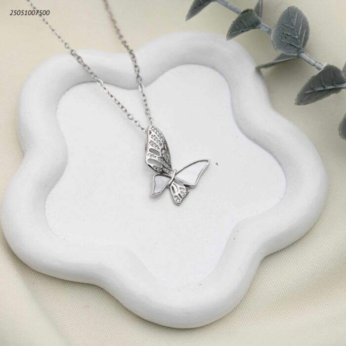 103392333_68e2e7bac0df6 سلسال الفراشة المتألقة بتصميم عصري أنيق وجذاب لون فضي - الصورة 1