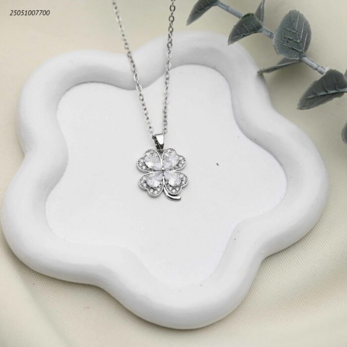 103392335_68e2e7bd9fa6b سلسال ورقة برسيم رباعي مع زركون لون فضي - الصورة 1